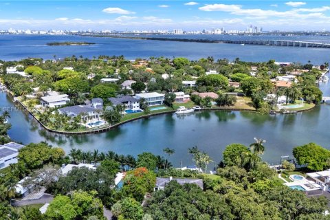 House in Miami, Florida 4 bedrooms, 201.69 sq.m. № 2090061