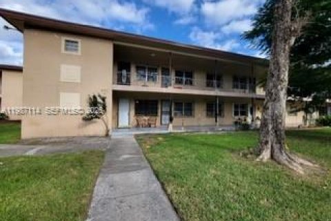 Condominio en Hialeah, Florida, 1 dormitorio  № 2057788