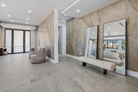 House in Miami Beach, Florida 4 bedrooms, 160.16 sq.m. № 1968060 - photo 2