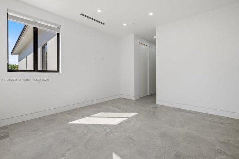 House in Miami Beach, Florida 4 bedrooms, 160.16 sq.m. № 1968060 - photo 20