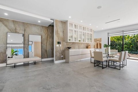 House in Miami Beach, Florida 4 bedrooms, 160.16 sq.m. № 1968060 - photo 9