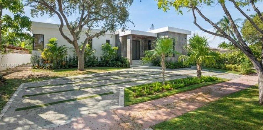 House in Miami Beach, Florida 4 bedrooms, 160.16 sq.m. № 1968060