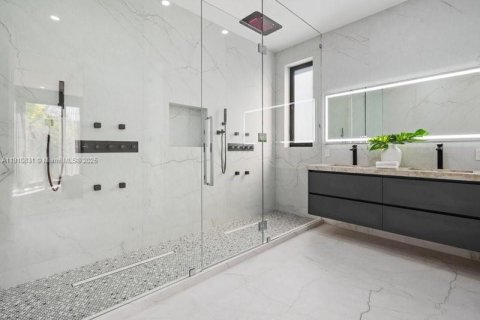 House in Miami Beach, Florida 4 bedrooms, 160.16 sq.m. № 1968060 - photo 14