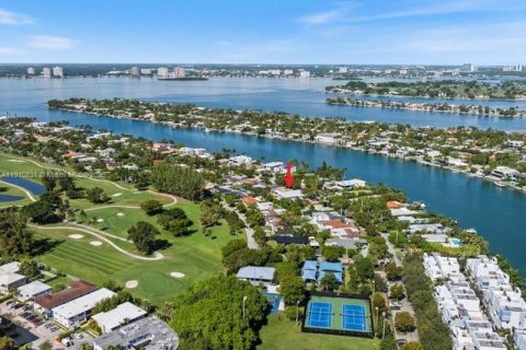 House in Miami Beach, Florida 4 bedrooms, 160.16 sq.m. № 1968060 - photo 29