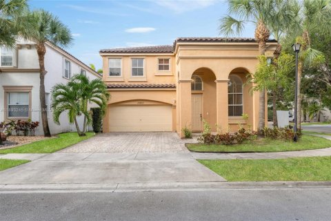 House in Miramar, Florida 4 bedrooms, 190.82 sq.m. № 1945472 - photo 1
