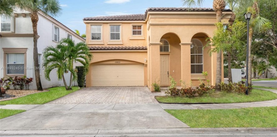 House in Miramar, Florida 4 bedrooms, 190.82 sq.m. № 1945472