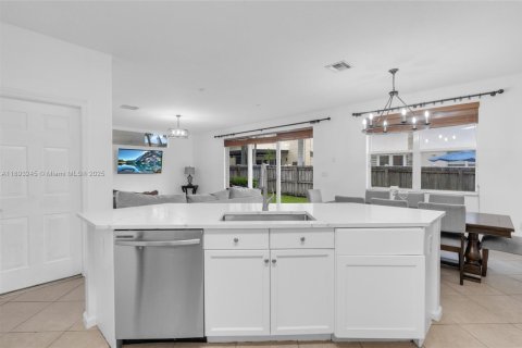 House in Miramar, Florida 4 bedrooms, 190.82 sq.m. № 1945472 - photo 16
