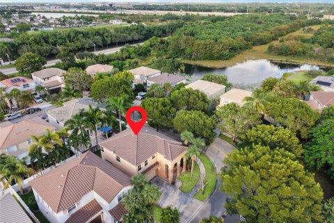 House in Miramar, Florida 4 bedrooms, 190.82 sq.m. № 1945472 - photo 3
