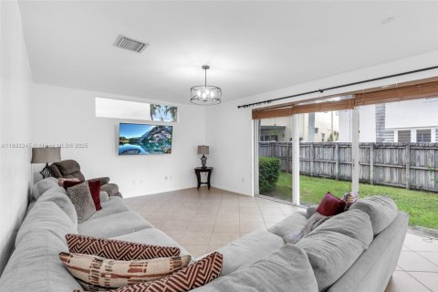 House in Miramar, Florida 4 bedrooms, 190.82 sq.m. № 1945472 - photo 20