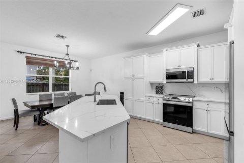 House in Miramar, Florida 4 bedrooms, 190.82 sq.m. № 1945472 - photo 14