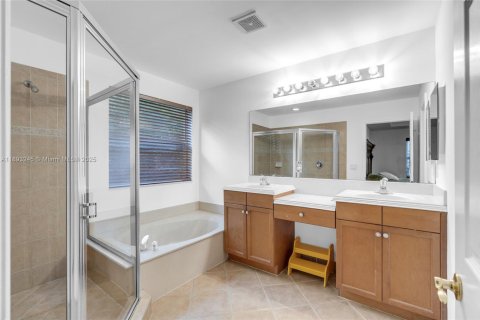 House in Miramar, Florida 4 bedrooms, 190.82 sq.m. № 1945472 - photo 28
