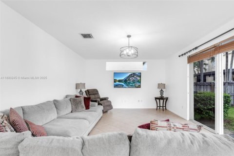 House in Miramar, Florida 4 bedrooms, 190.82 sq.m. № 1945472 - photo 21