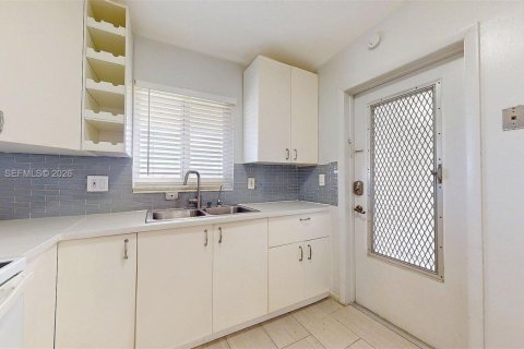 Condo in Hollywood, Florida, 2 bedrooms  № 2046285 - photo 7