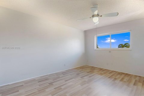 Condo in Hollywood, Florida, 2 bedrooms  № 2046285 - photo 27