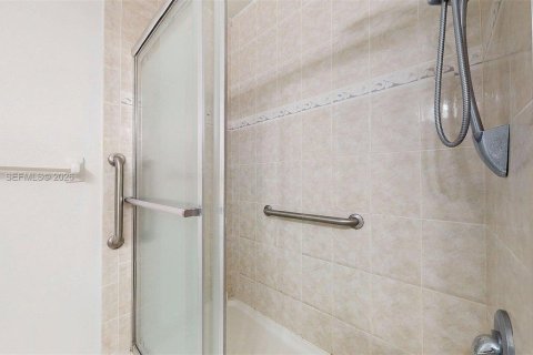 Condo in Hollywood, Florida, 2 bedrooms  № 2046285 - photo 13