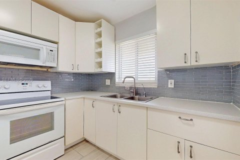 Condo in Hollywood, Florida, 2 bedrooms  № 2046285 - photo 4