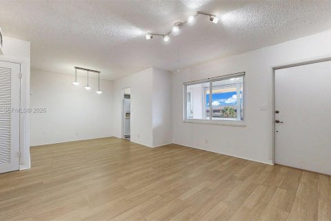 Condo in Hollywood, Florida, 2 bedrooms  № 2046285 - photo 24