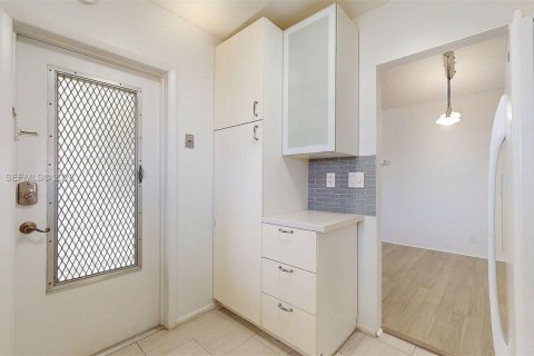 Condo in Hollywood, Florida, 2 bedrooms  № 2046285 - photo 21