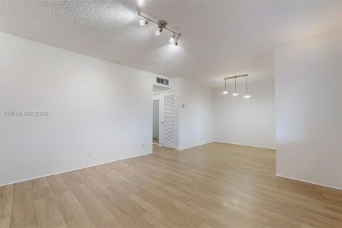 Condo in Hollywood, Florida, 2 bedrooms  № 2046285 - photo 23