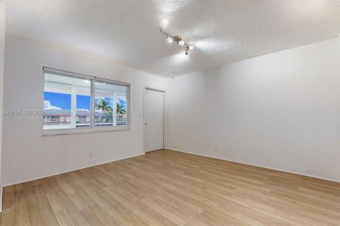 Condo in Hollywood, Florida, 2 bedrooms  № 2046285 - photo 19