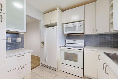 Condo in Hollywood, Florida, 2 bedrooms  № 2046285 - photo 6