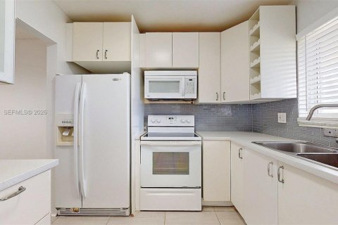 Condo in Hollywood, Florida, 2 bedrooms  № 2046285 - photo 8