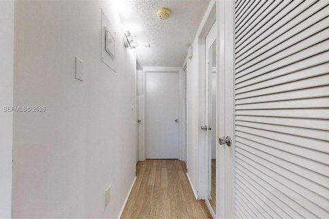 Condo in Hollywood, Florida, 2 bedrooms  № 2046285 - photo 18