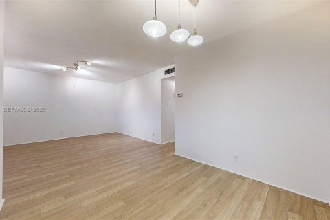 Condo in Hollywood, Florida, 2 bedrooms  № 2046285 - photo 22