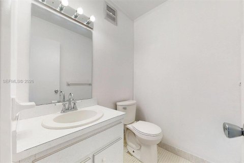 Condo in Hollywood, Florida, 2 bedrooms  № 2046285 - photo 25