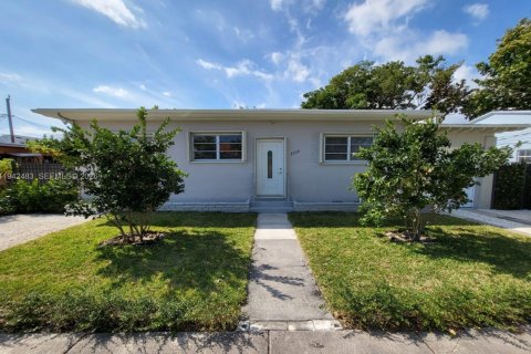 House in Miami, Florida 3 bedrooms, 117.71 sq.m. № 1999973