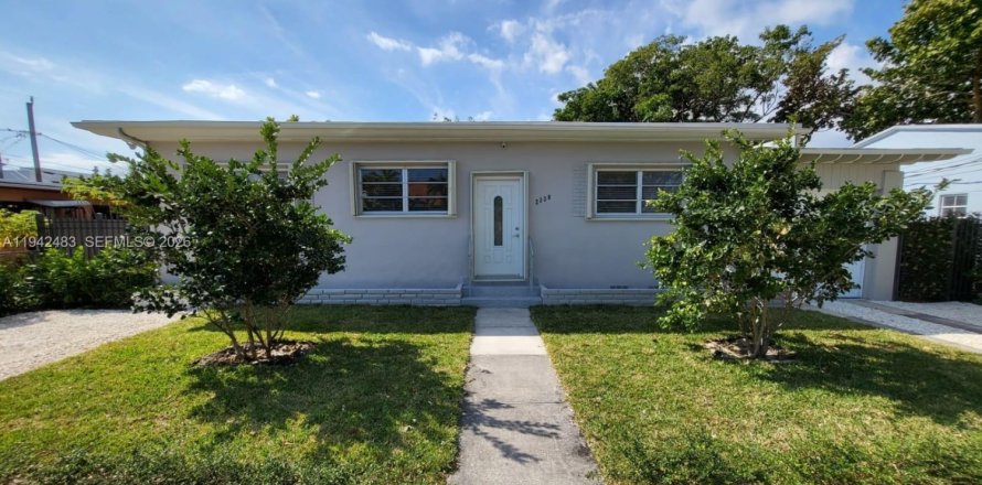 House in Miami, Florida 3 bedrooms, 117.71 sq.m. № 1999973