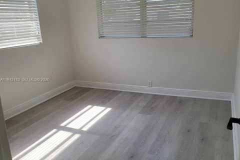 House in Miami, Florida 3 bedrooms, 117.71 sq.m. № 1999973 - photo 9