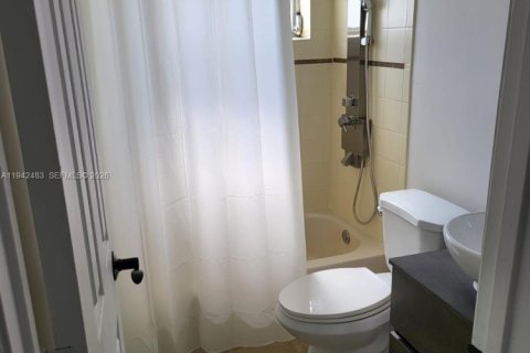 House in Miami, Florida 3 bedrooms, 117.71 sq.m. № 1999973 - photo 7