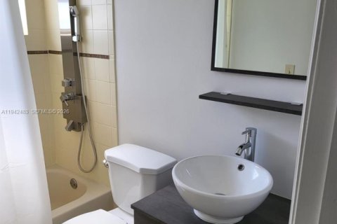 House in Miami, Florida 3 bedrooms, 117.71 sq.m. № 1999973 - photo 8