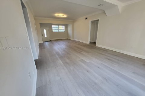 House in Miami, Florida 3 bedrooms, 117.71 sq.m. № 1999973 - photo 4