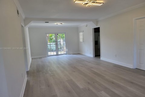 House in Miami, Florida 3 bedrooms, 117.71 sq.m. № 1999973 - photo 2