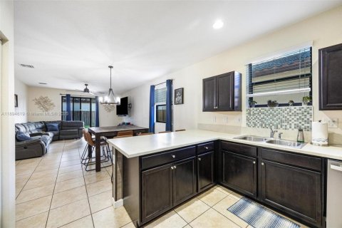 House in Homestead, Florida 5 bedrooms, 270.9 sq.m. № 1947078 - photo 10