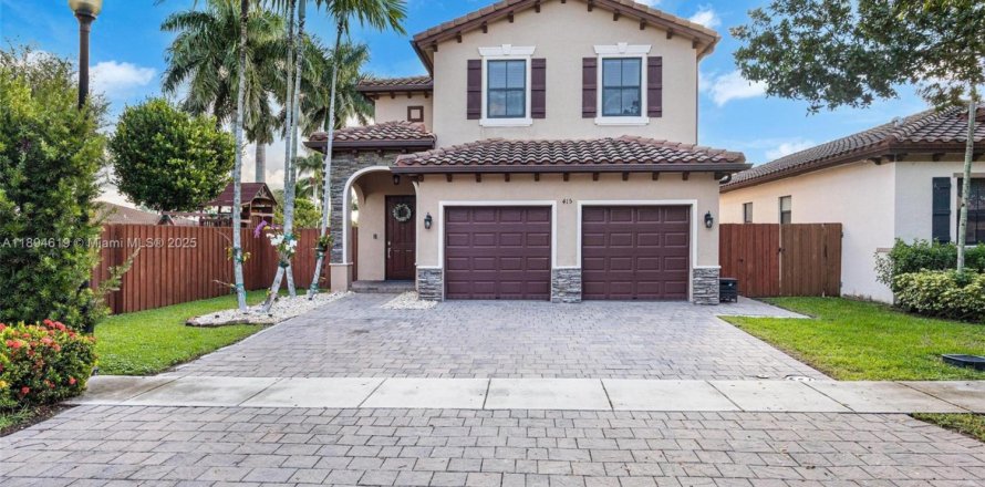 House in Homestead, Florida 5 bedrooms, 270.9 sq.m. № 1947078