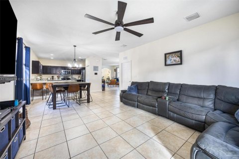 House in Homestead, Florida 5 bedrooms, 270.9 sq.m. № 1947078 - photo 11
