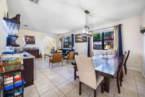 House in Homestead, Florida 5 bedrooms, 270.9 sq.m. № 1947078 - photo 5