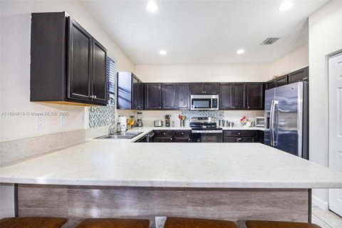 House in Homestead, Florida 5 bedrooms, 270.9 sq.m. № 1947078 - photo 9