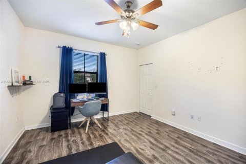 House in Homestead, Florida 5 bedrooms, 270.9 sq.m. № 1947078 - photo 22