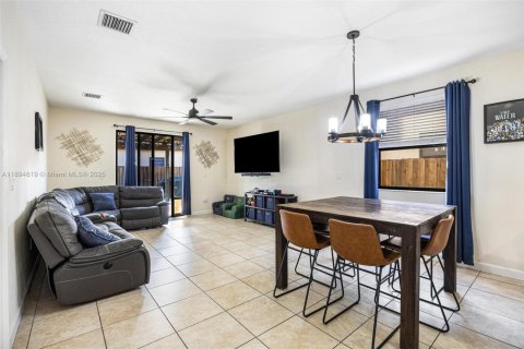House in Homestead, Florida 5 bedrooms, 270.9 sq.m. № 1947078 - photo 12