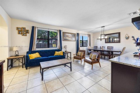 House in Homestead, Florida 5 bedrooms, 270.9 sq.m. № 1947078 - photo 6