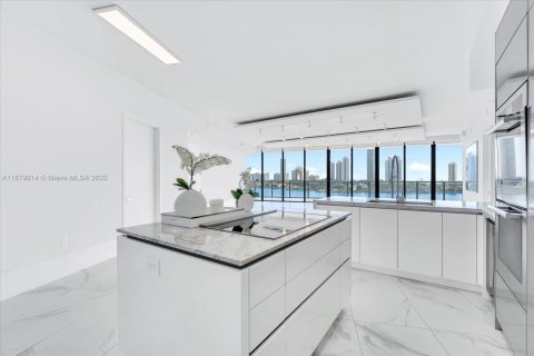 Condo in Aventura, Florida, 2 bedrooms  № 1978920 - photo 9