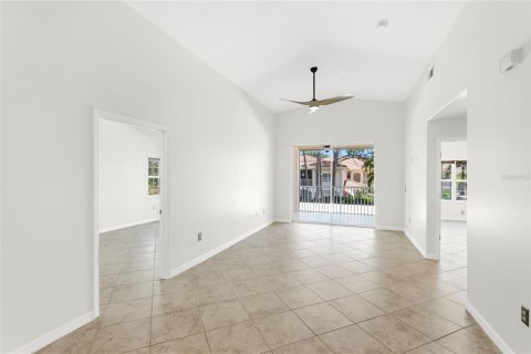 Condo in Sarasota, Florida, 2 bedrooms № 2222453 - photo 9