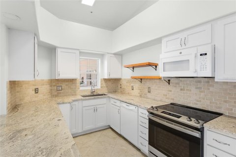 Condo in Sarasota, Florida, 2 bedrooms № 2222453 - photo 11