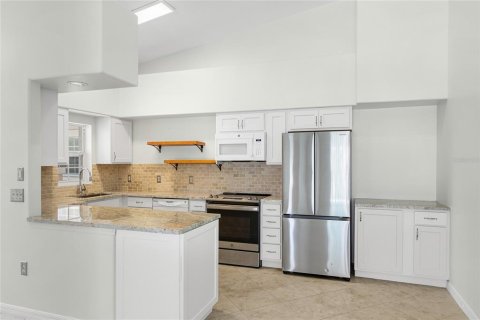 Condo in Sarasota, Florida, 2 bedrooms № 2222453 - photo 10