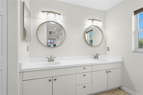 Condo in Sarasota, Florida, 2 bedrooms № 2222453 - photo 17