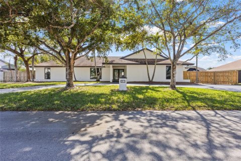 Villa ou maison à vendre à Cutler Bay, Floride: 3 chambres, 178 m2 № 2010876 - photo 3